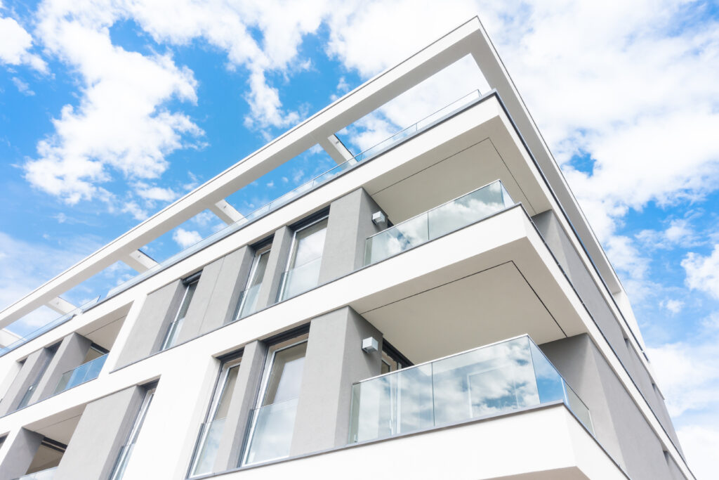 Moderne Gebäudefassade mit Flachdach und Glasbrüstungen von unten