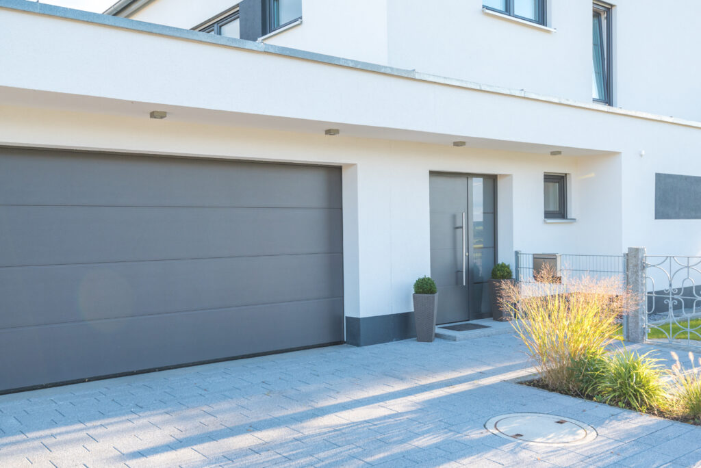 Garagentor und Haustür an einem modernen Wohnhaus