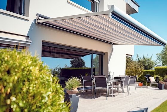 Markise über einer Terrasse mit Gartenmöbeln
