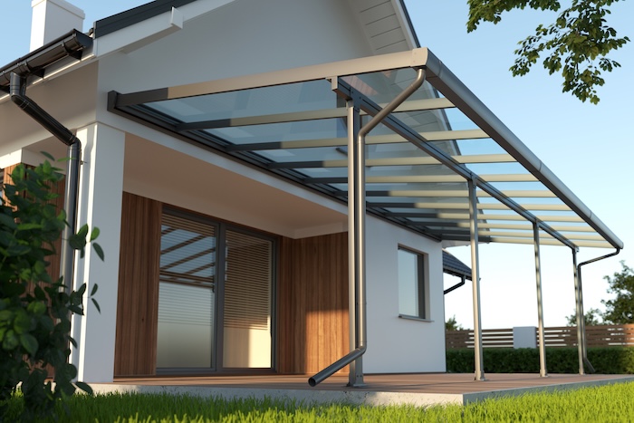Terrassenüberdachung aus Glas an einem Einfamilienhaus