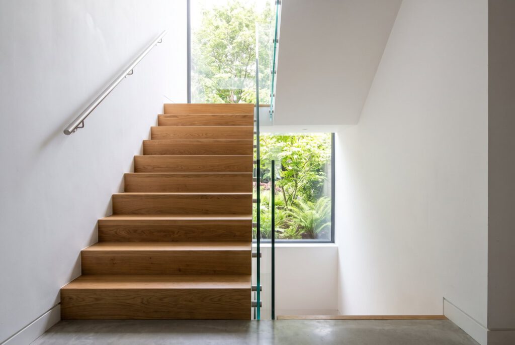 Holztreppe aus Eiche mit Glasgeländer